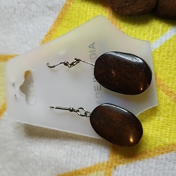 NWT- Beautiful Wooden Necklace and Dangle Earrings in Brown - Picture 5 of 11